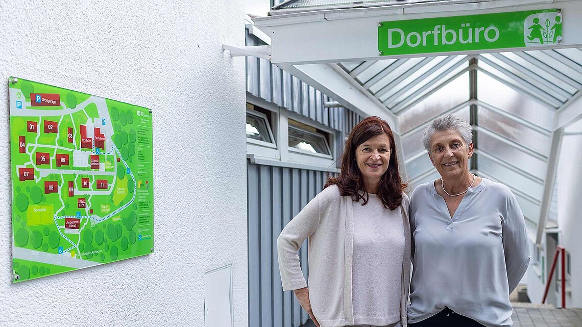 Gabriele Polle & Silvia Ludwig stehen vor dem Dorfbüro